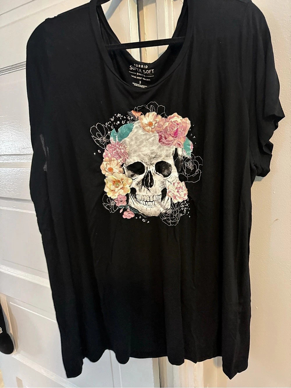 Torrid Super Soft Knits Floral Skull Graphic Tee Black Size 3 Like New
